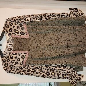 Beautifil Entro Leopard and Tan Blouse, Flowy Sleeves Gather At Wrist